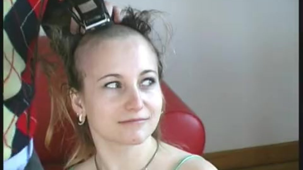 Русскую девушку бреют налысо
