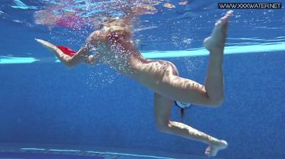 Голые девушки плавают в бассейне ▶️ Наиболее подходящие xXx видео