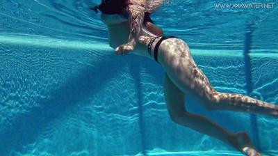 Голая девушка плавает в бассейне в россию